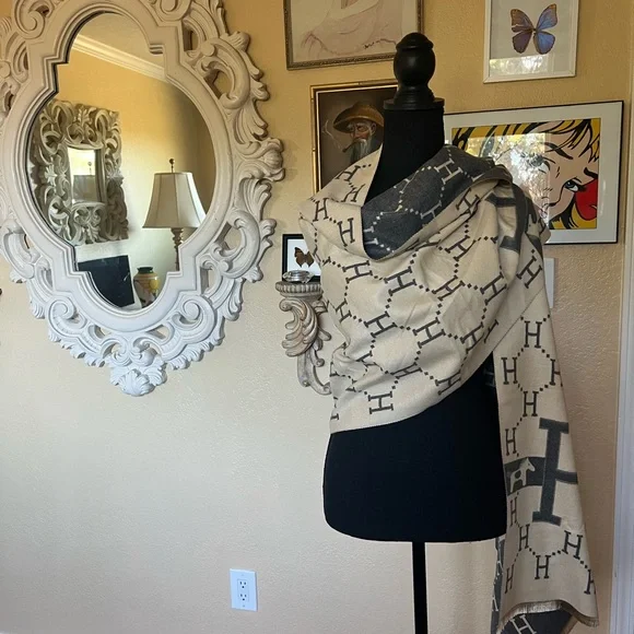 Beautiful Hermès, grey cream, Pashmina